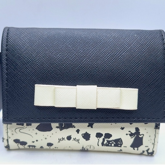 Loungefly Disney Princesses Silhouette Trifold Wallet NWT - Picture 2 of 6